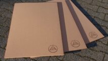 Abschirmkork-Platten mit Echtheitssiegel auf Pflasterboden