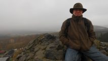 Rutengänger mit Hut auf einem Felsen in Baden-Württemberg