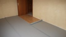 Abschirmvlies auf dem Boden eines Kinderzimmers verlegt