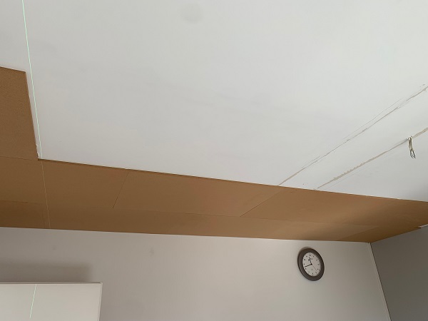 Kopschinakork-Platten an der Zimmerdecke zum Schutz darüberliegender Räume