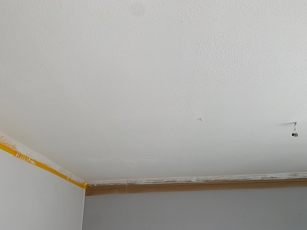 Mit Abschirmkork beklebte Zimmerdecke vor dem Überstreichen