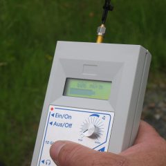 Messgerät zur fachgerechten Messung von Elektrosmog in der Hand