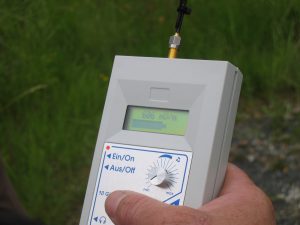 Messgerät zur fachgerechten Messung von Elektrosmog in der Hand