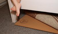 Kinderfüße am Bett über einer Kopschinakork-Matte am Schlafplatz