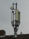 Mobilfunkantenne auf einem Hausdach als Elektrosmog-Quelle